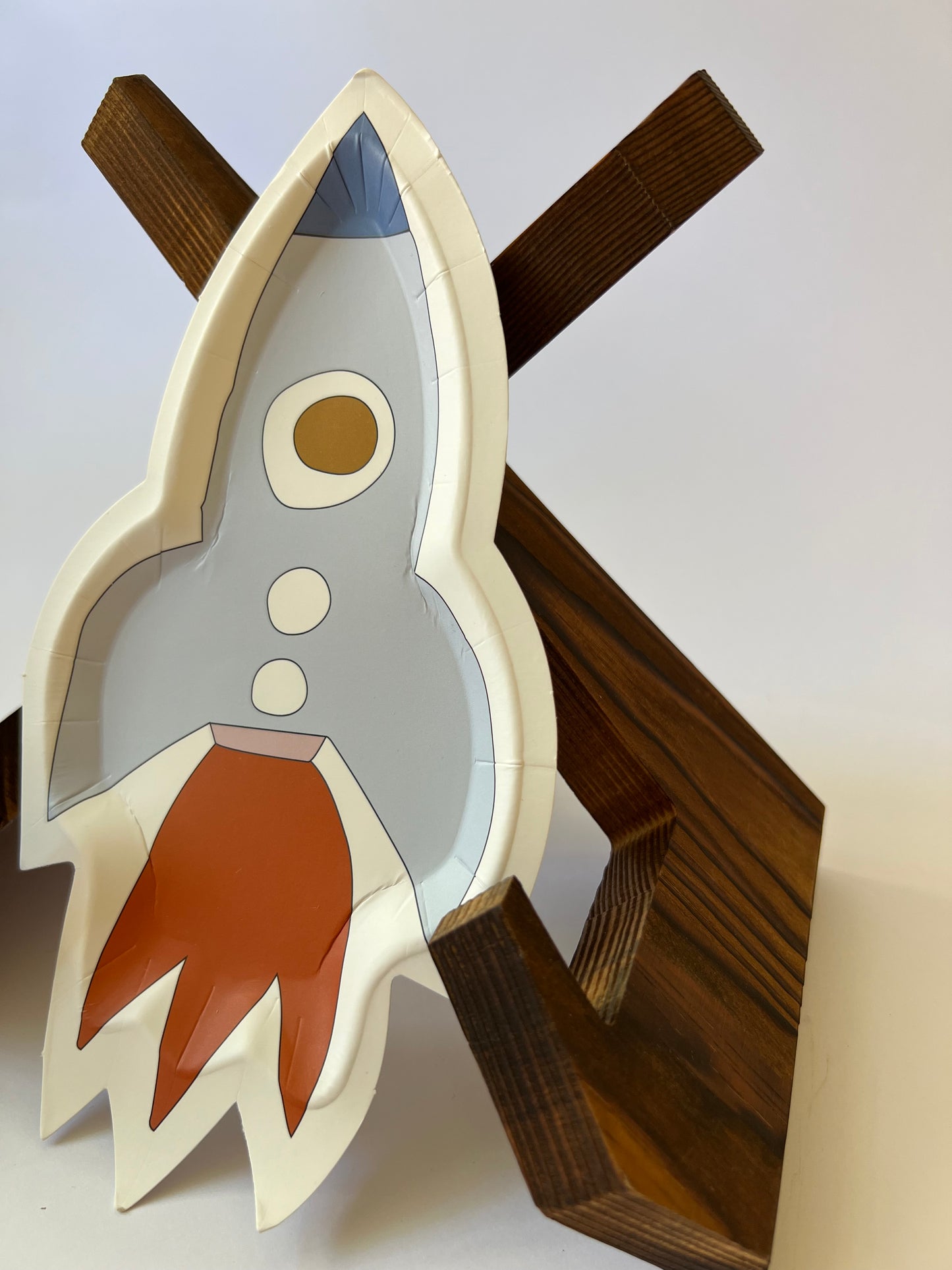 x8 ROCKET SHIP SHAPED PAPER PLATES - Winterberries