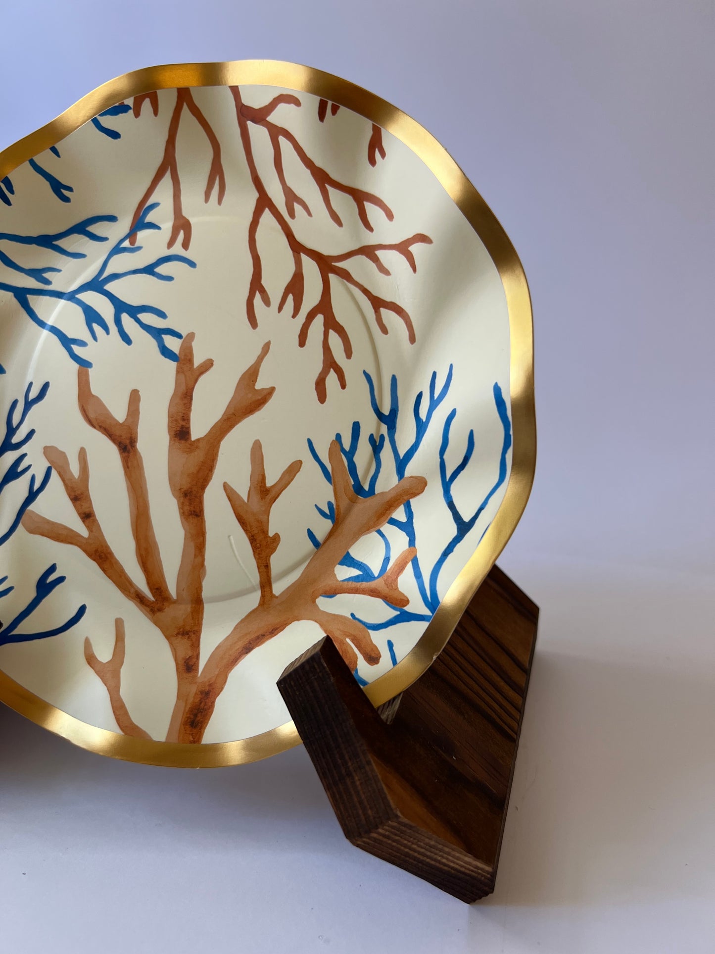 x8 SEALIFE WAVY GOLD PAPER PLATES - Winterberries