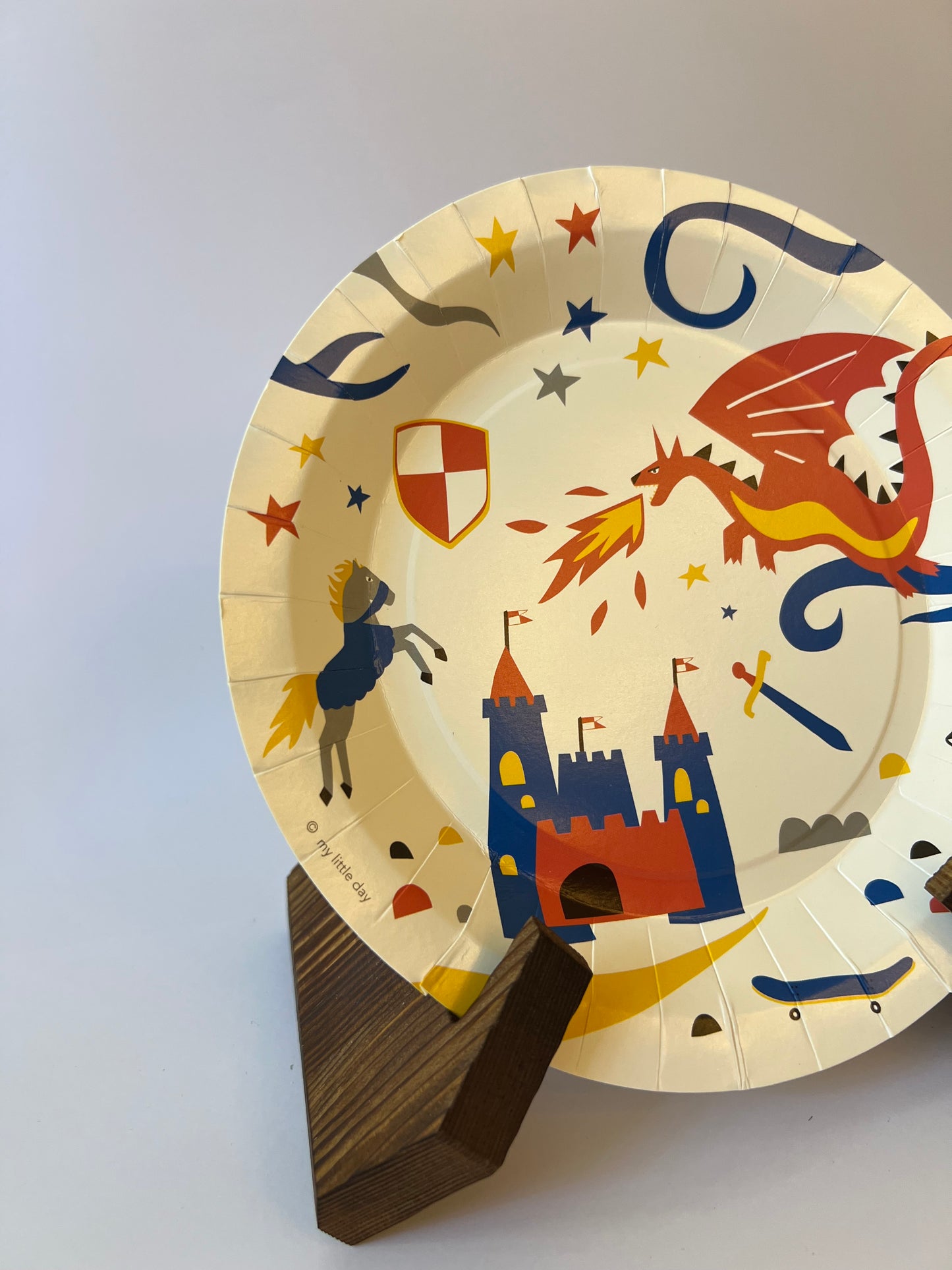 x8 KNIGHT & DRAGON PAPER PLATES - Winterberries