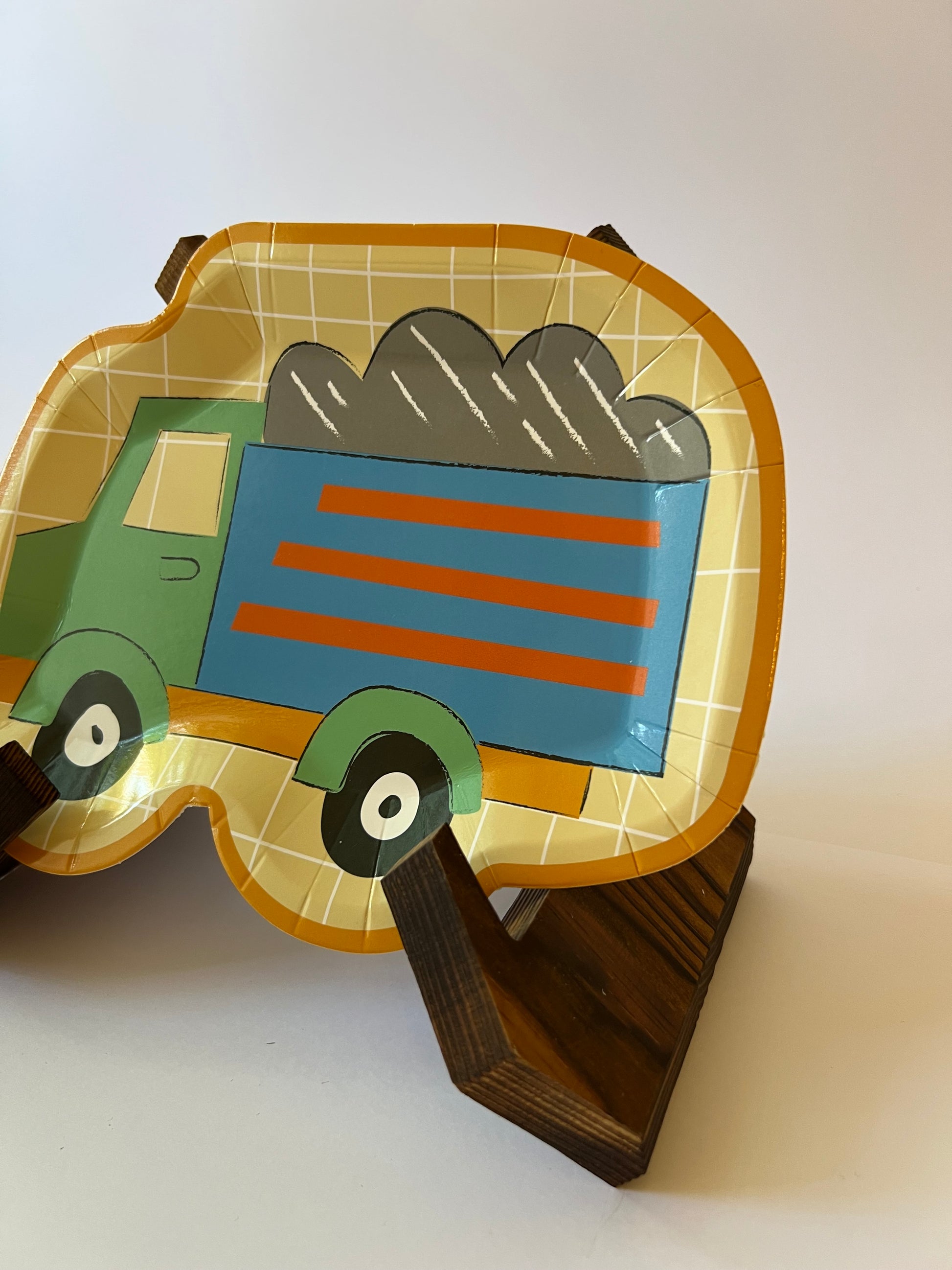x8 TRUCKS SHAPED PAPER PLATES - Winterberries
