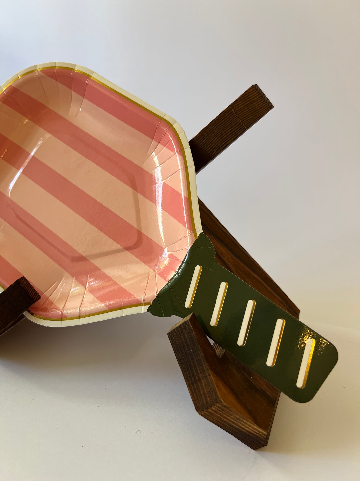 x8 PINK PADDLE PAPER PLATES - Winterberries