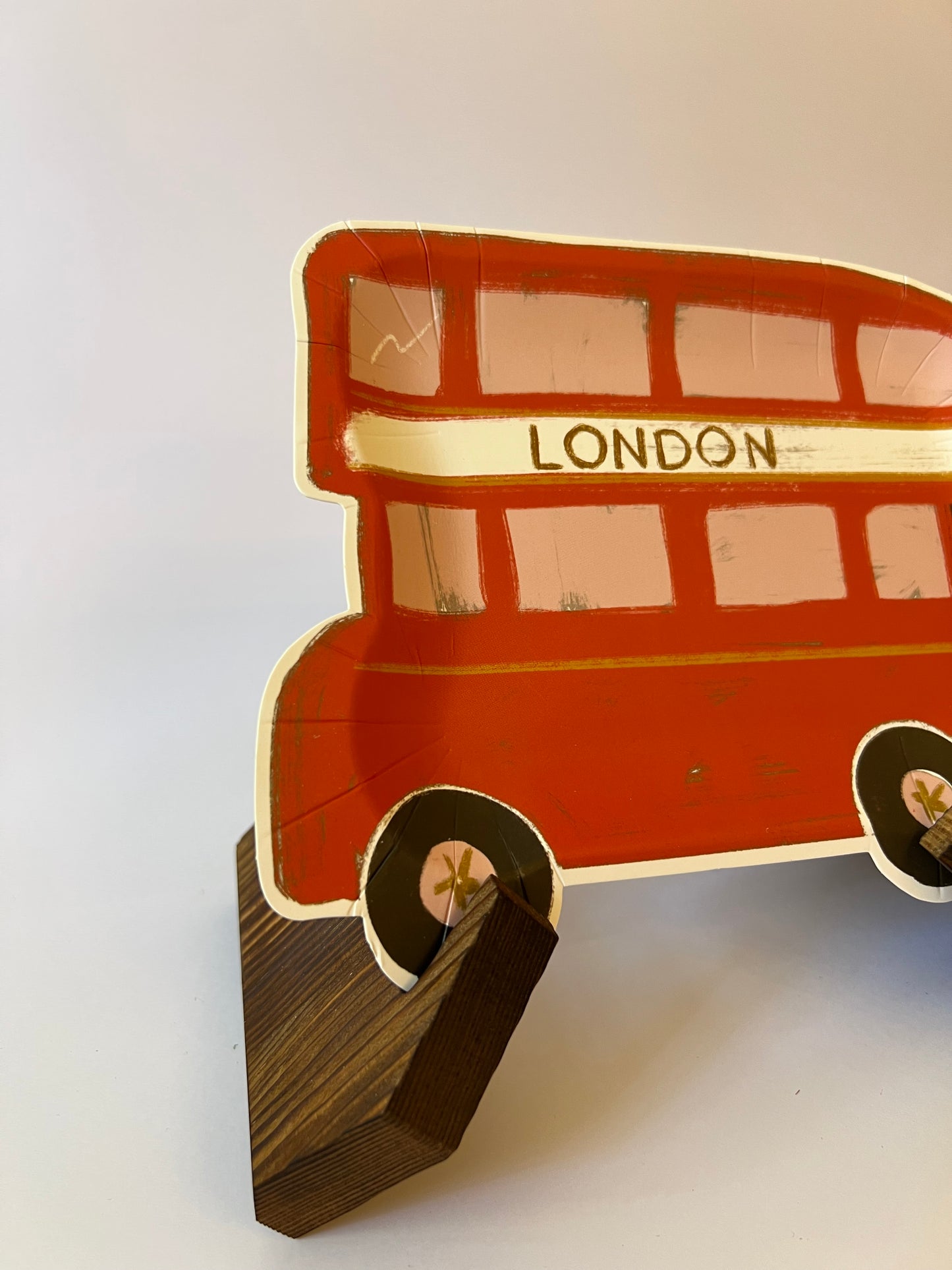 x8 LONDON BUS SHAPED PAPER PLATES - Winterberries