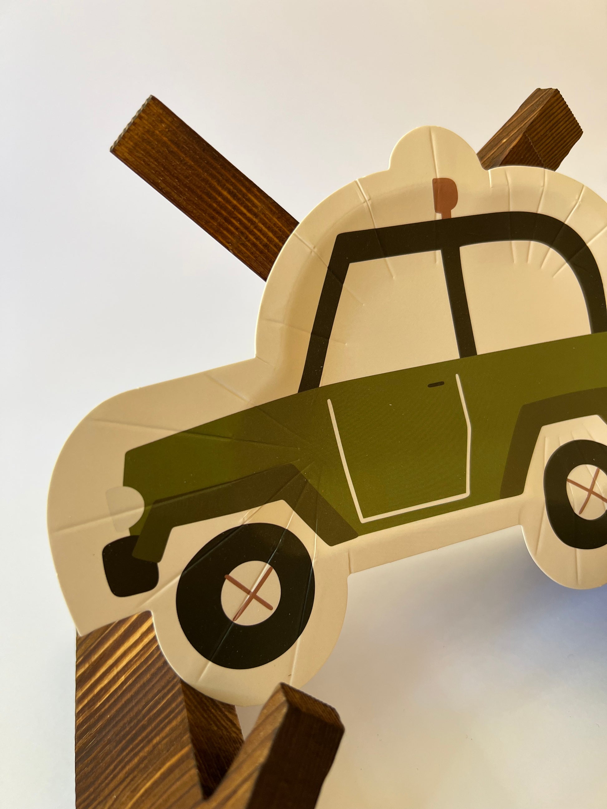 x8 SAFARI JEEP SHAPED PAPER PLATES - Winterberries