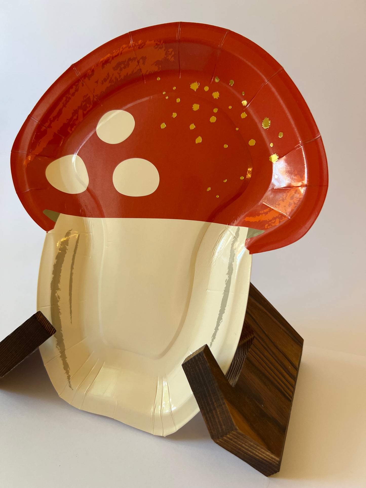 x8 MUSHROOM PAPER PLATES - Winterberries