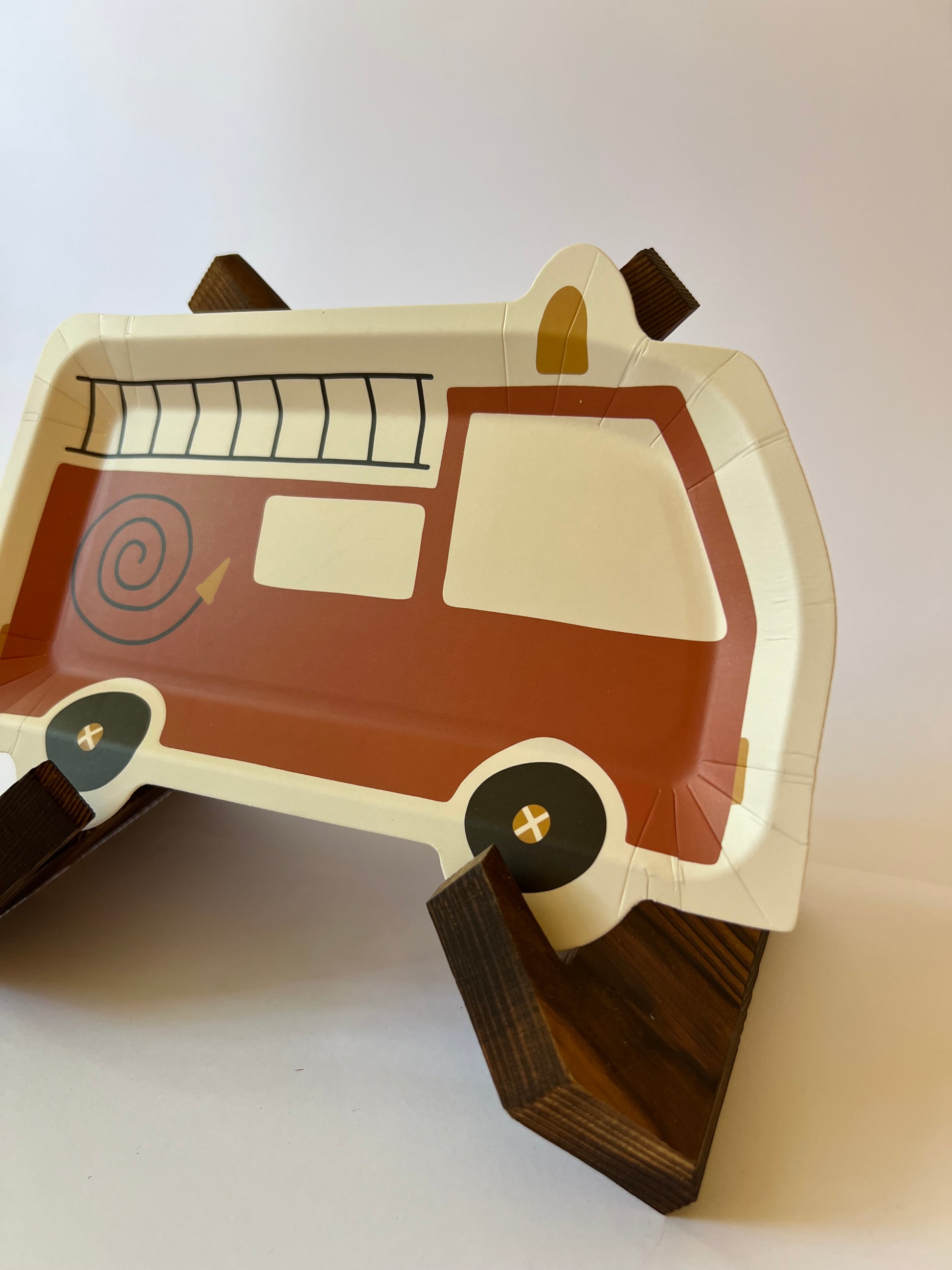 x8 FIRETRUCK SHAPED PAPER PLATES - Winterberries