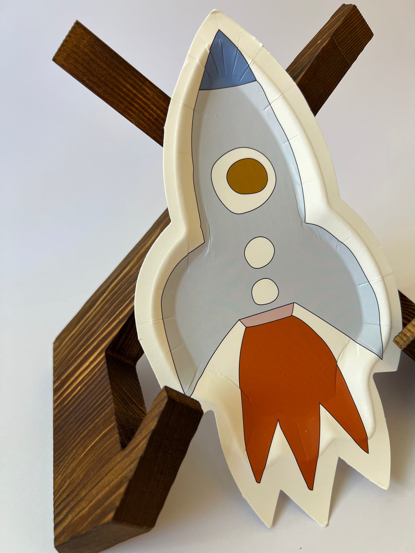 x8 ROCKET SHIP SHAPED PAPER PLATES - Winterberries