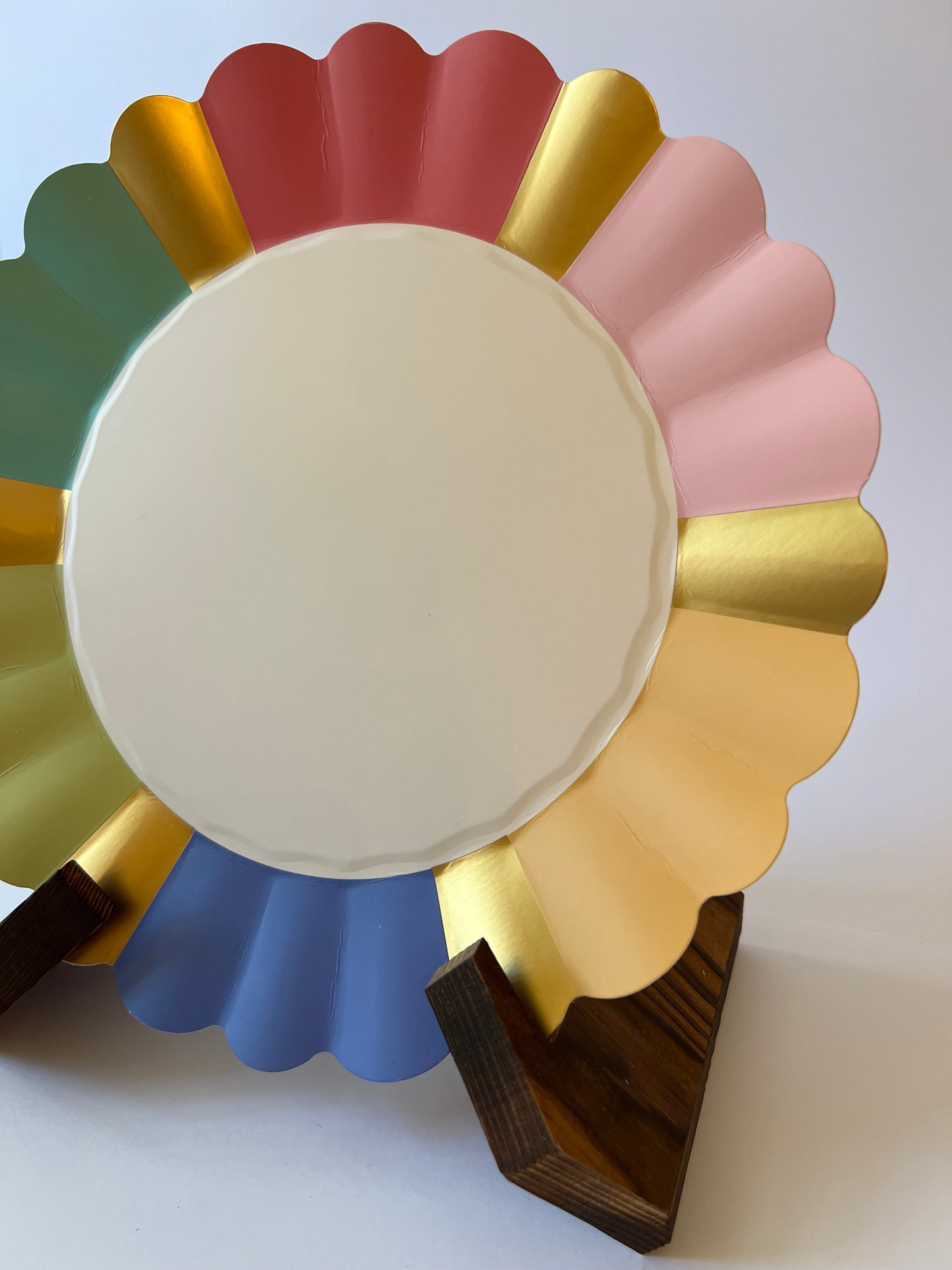x8 MULTI-COLOURED SCALLOPED LARGE PAPER PLATES - Winterberries