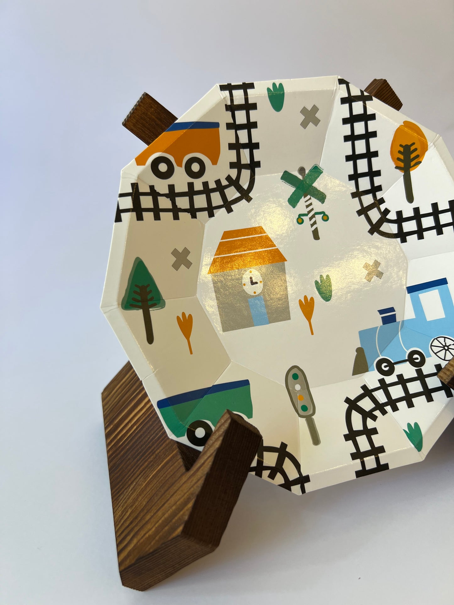 x8 STREAM TRAIN PAPER PLATES - Winterberries