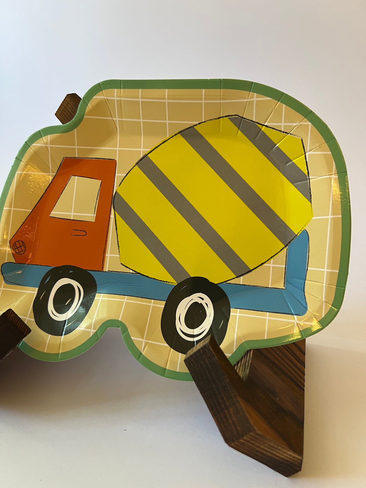 x8 TRUCKS SHAPED PAPER PLATES - Winterberries