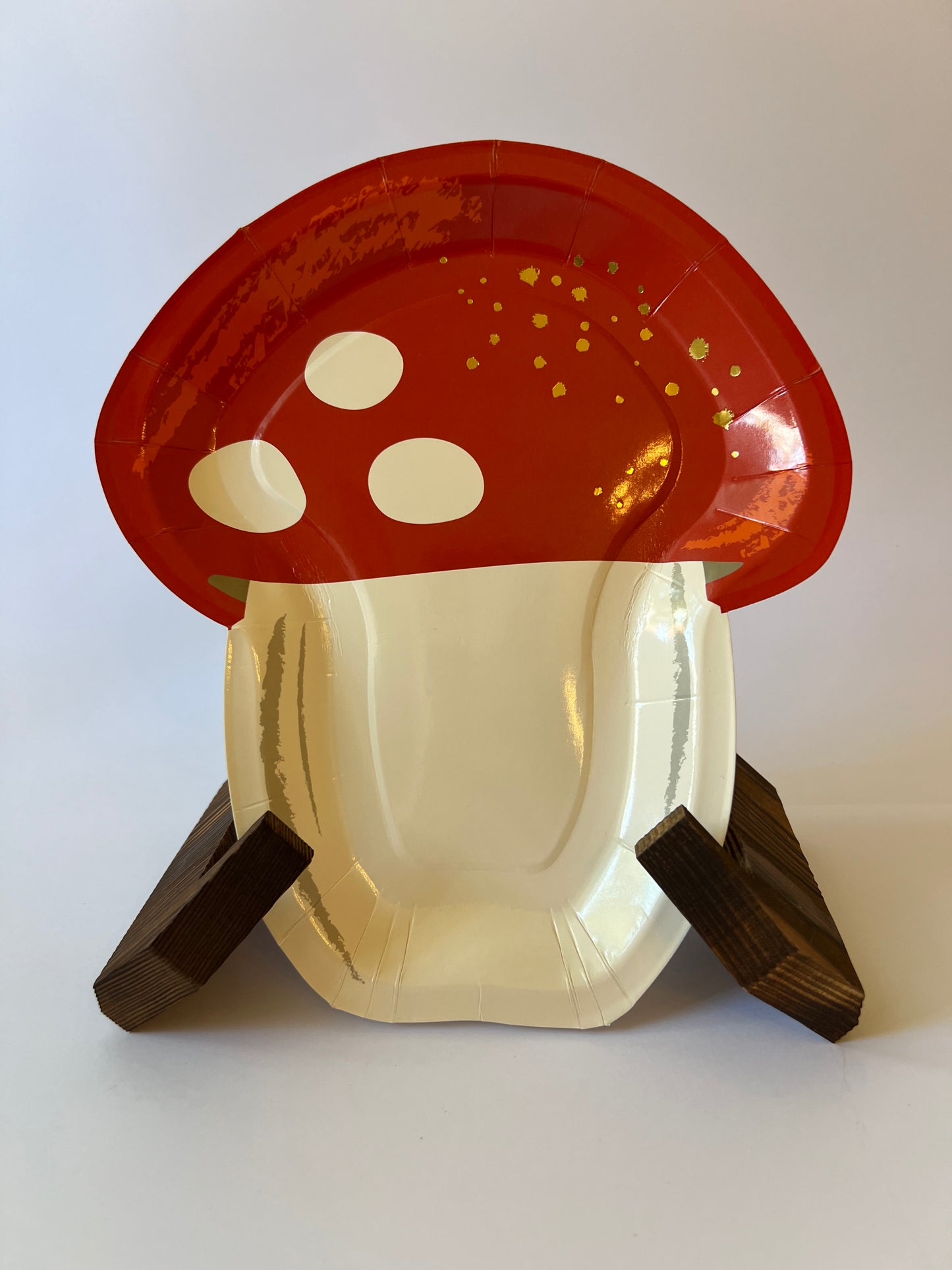 x8 MUSHROOM PAPER PLATES - Winterberries