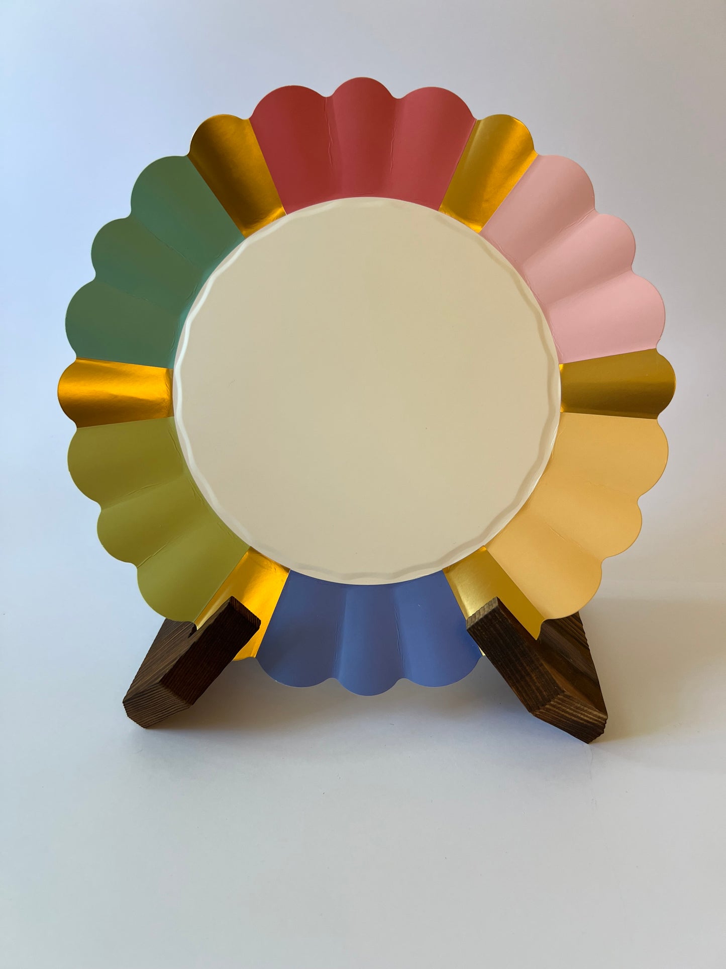 x8 MULTI-COLOURED SCALLOPED LARGE PAPER PLATES - Winterberries