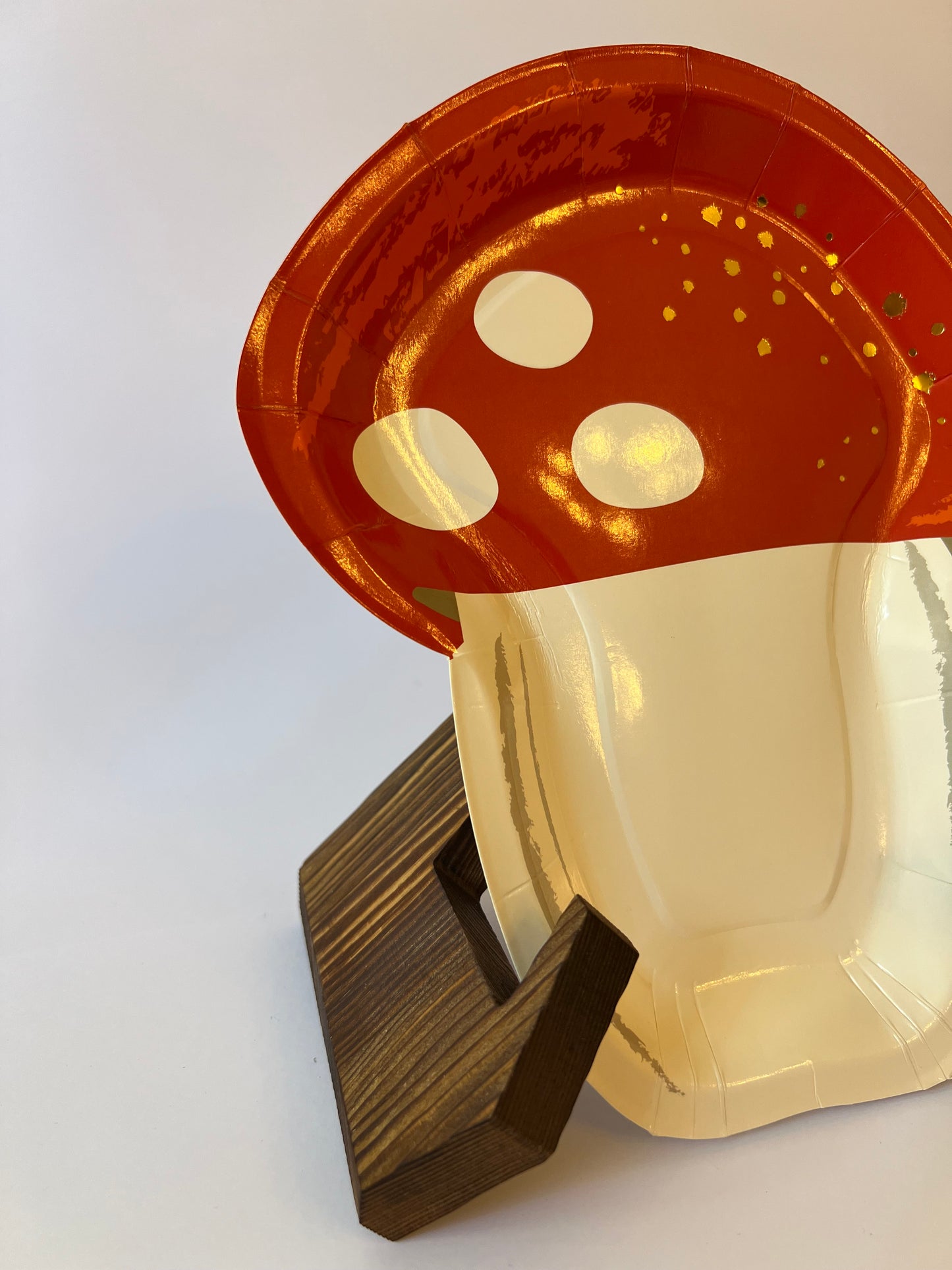 x8 MUSHROOM PAPER PLATES - Winterberries