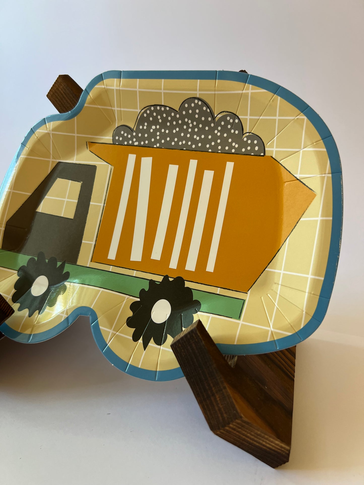 x8 TRUCKS SHAPED PAPER PLATES - Winterberries