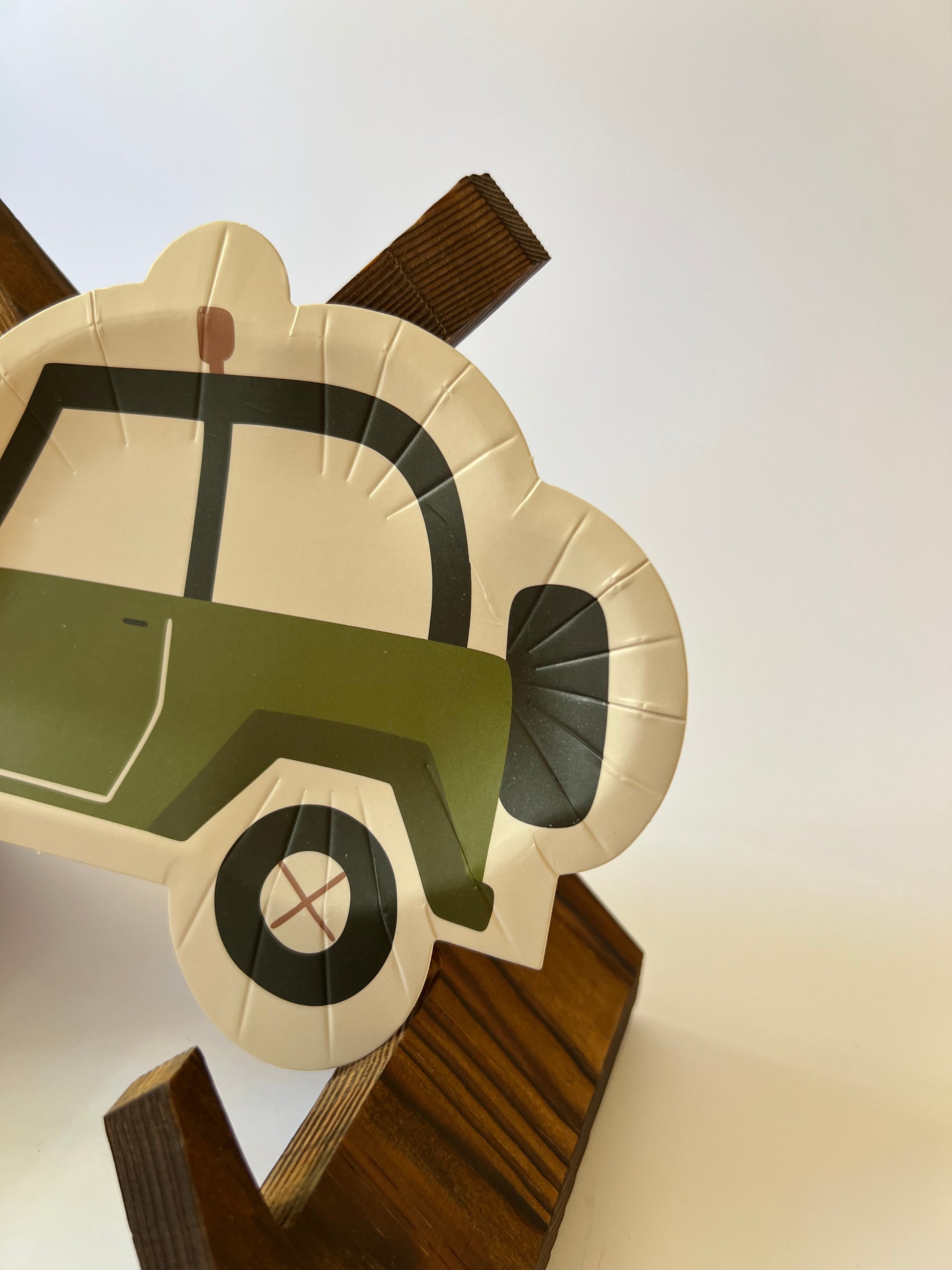 x8 SAFARI JEEP SHAPED PAPER PLATES - Winterberries