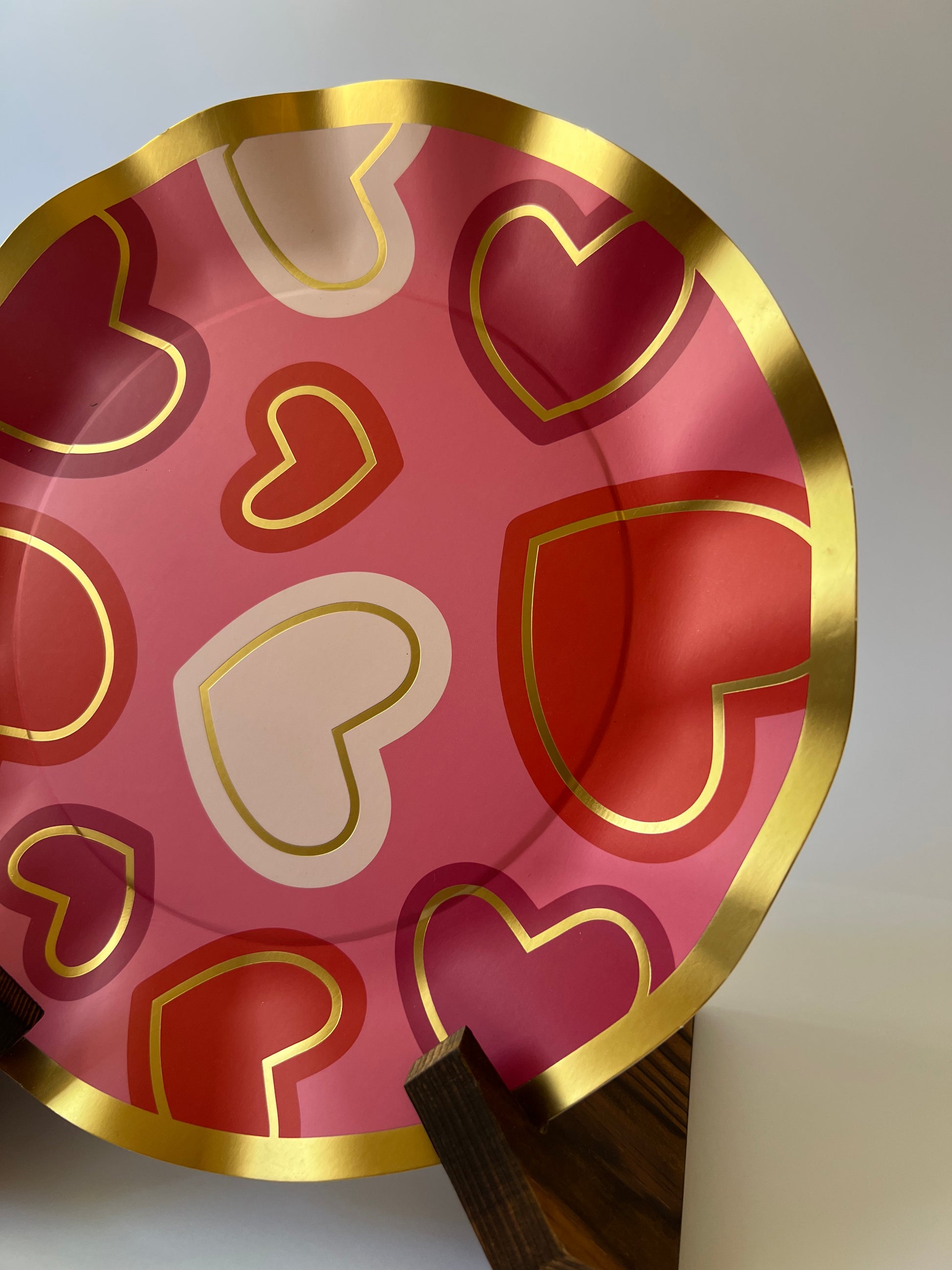 x8 HEARTS WAVY PAPER PLATES - Winterberries