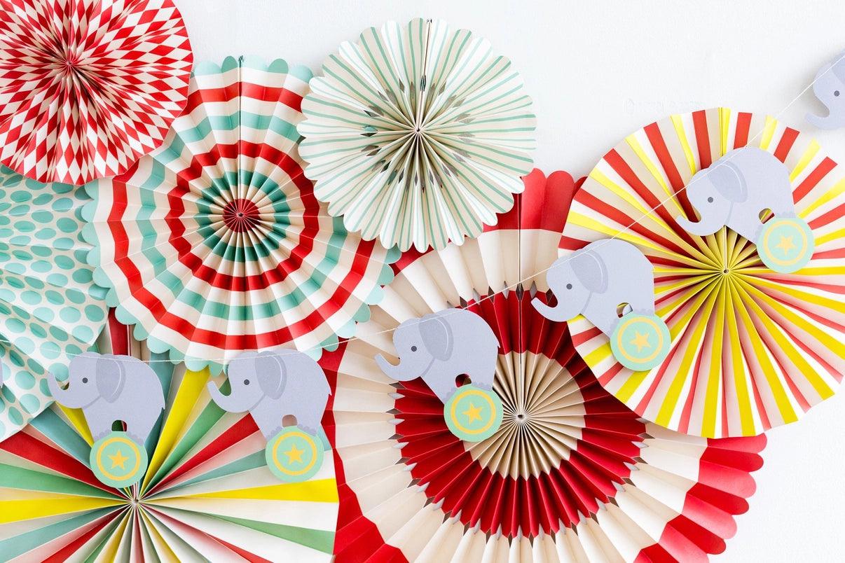 x1 Carnival Elephant Garland - Winterberries