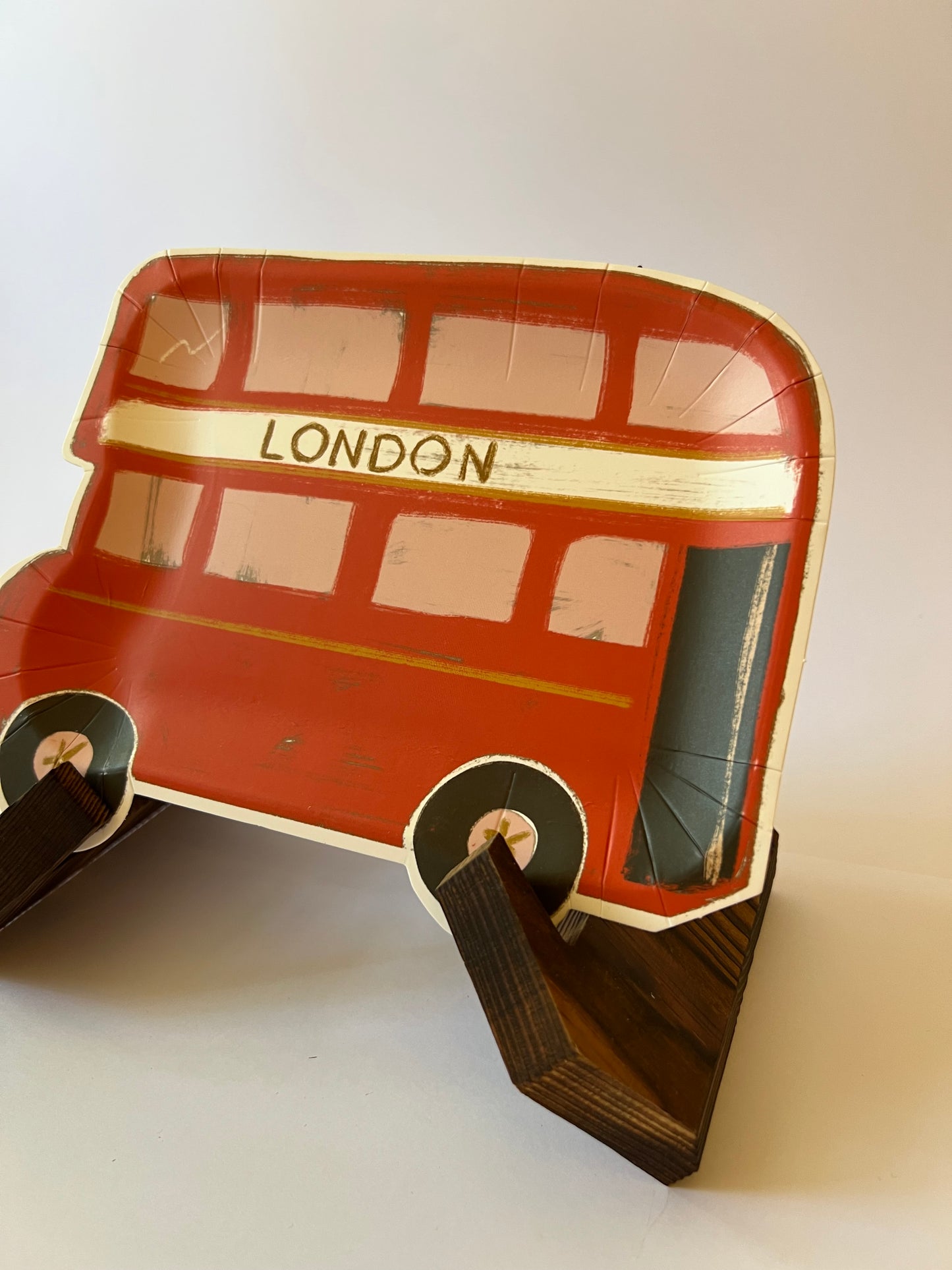x8 LONDON BUS SHAPED PAPER PLATES - Winterberries