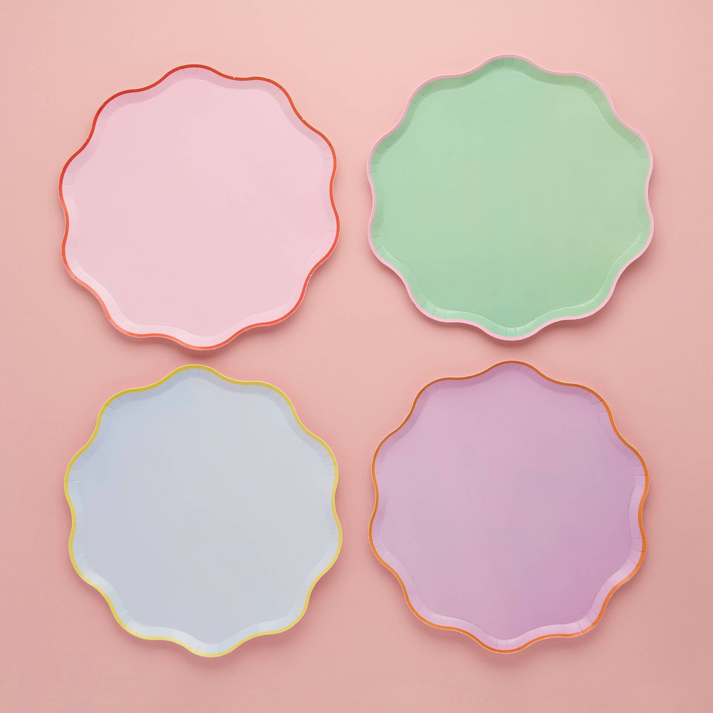 Wavey Edge Paper Plates - Pack of 8 - Winterberries