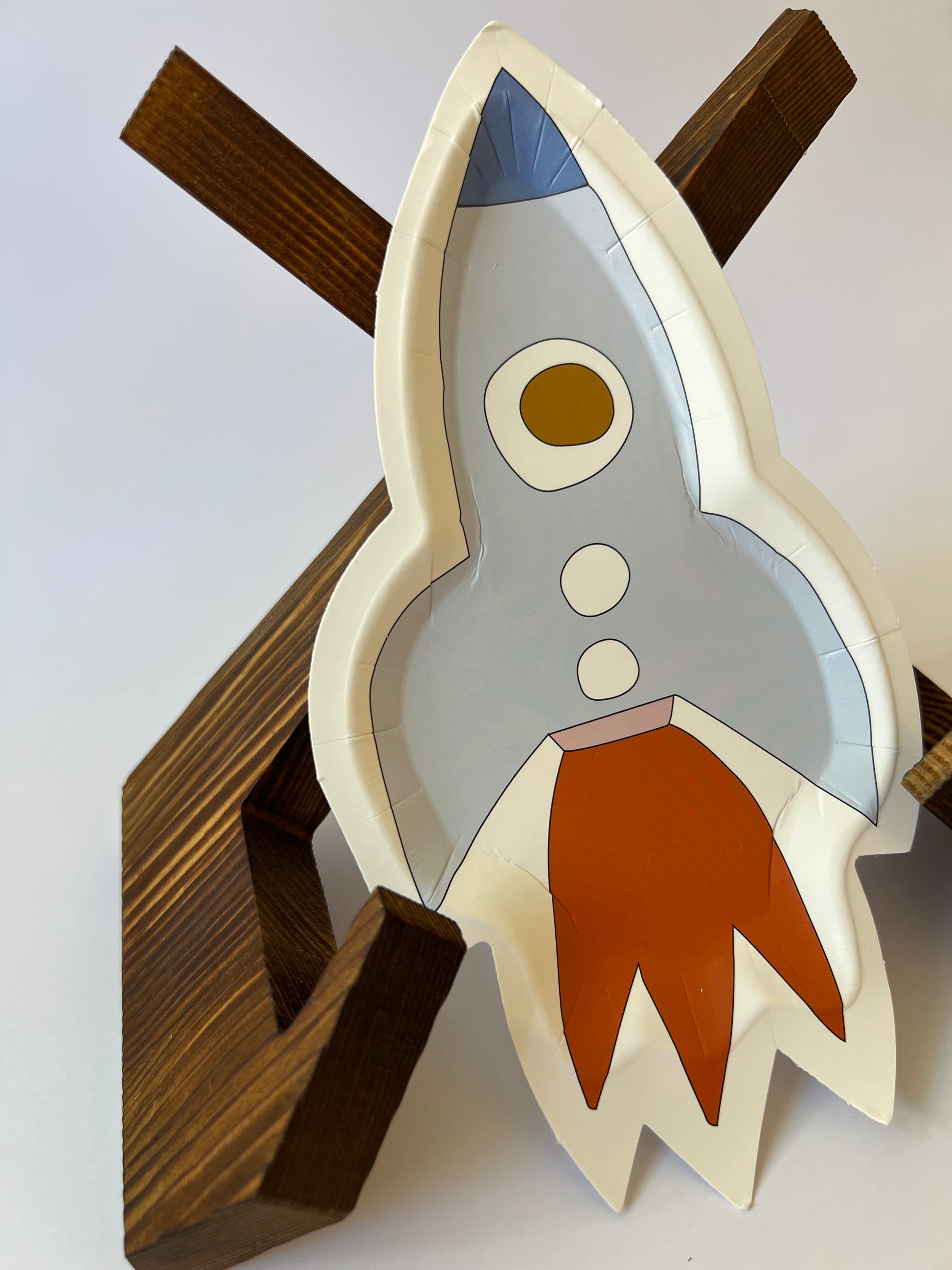 x8 ROCKET SHIP SHAPED PAPER PLATES - Winterberries