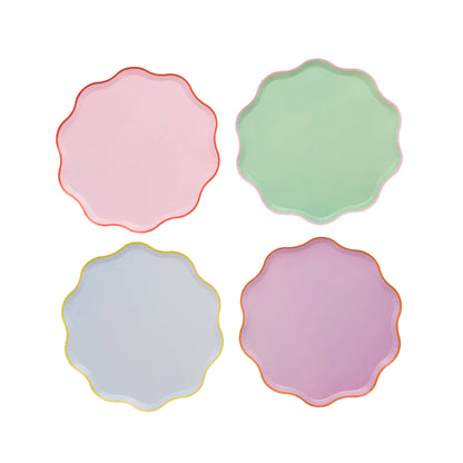 Wavey Edge Paper Plates - Pack of 8 - Winterberries